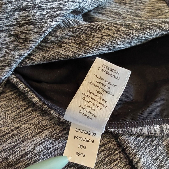 🌺 Like New Athleta Lightweight Hoodie/Running Shirt - Picture 12 of 12